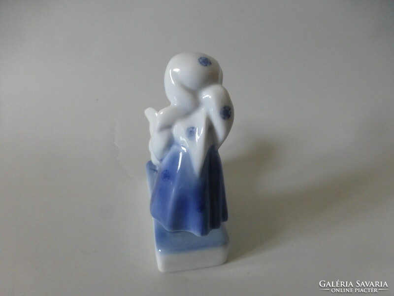 Zsolnay porcelán Annuska,kék festéses tyúkot etető