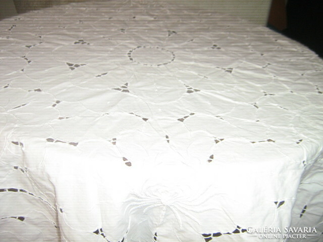 Beautiful risletted round floral white tablecloth