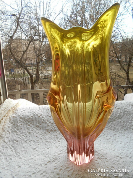 Nagyméretű súlyos cseh üveg váza- színátmenetes  üvegből 34  cm-látványosan szép darab
