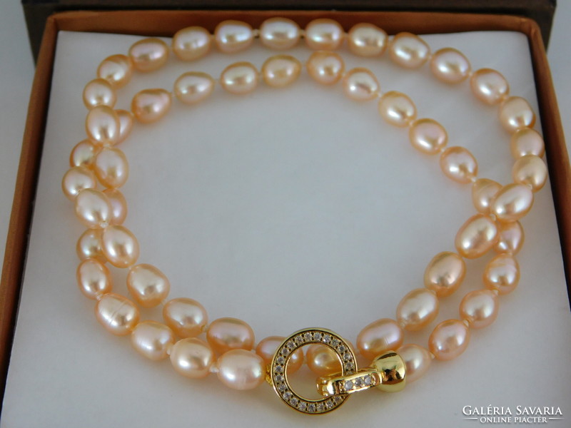 Beautiful pearl necklace with 18k gold-plated stone clasp.