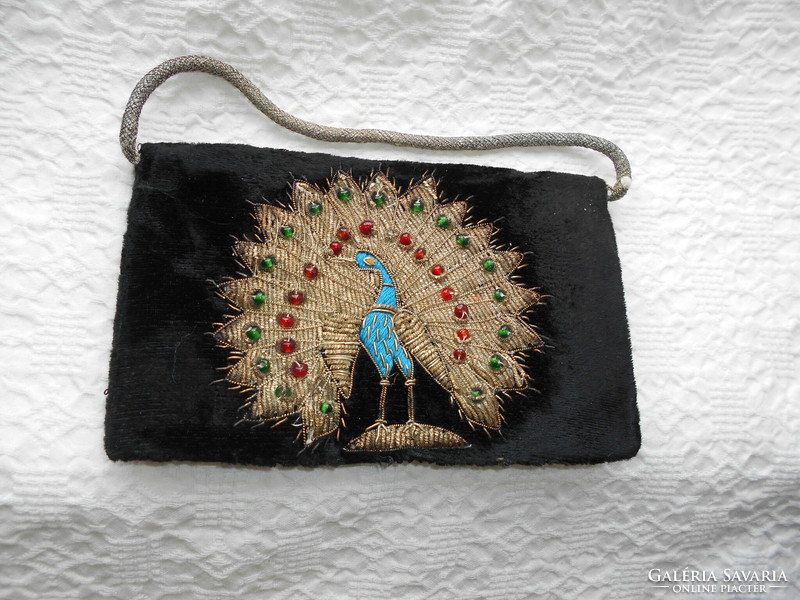 Domború gyöngy és fémszálas hímzéssel színházi táska