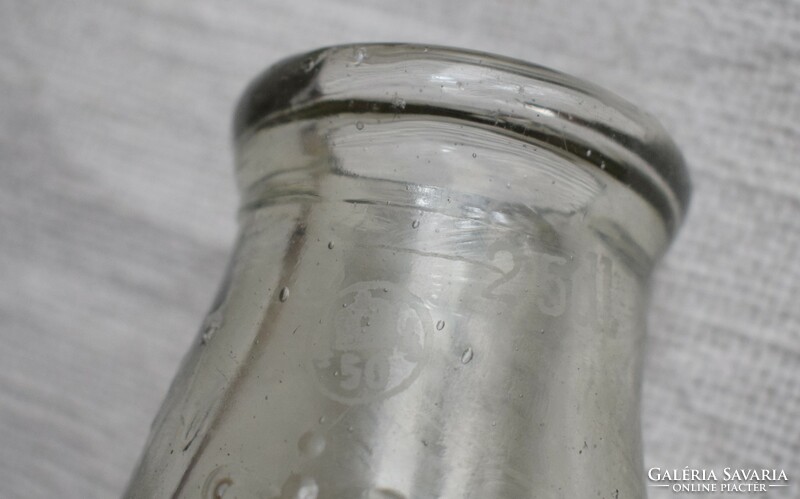 Capital Dairy Factory r.T. Yoghurt yogurt bottle 1944 patterned acid-etched mark in main milk material