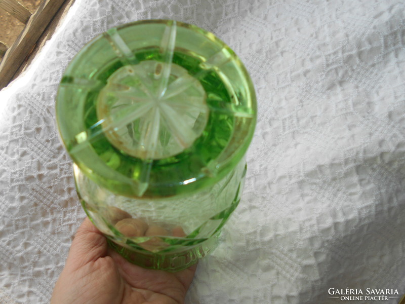 Zöld színű   kristály  váza-