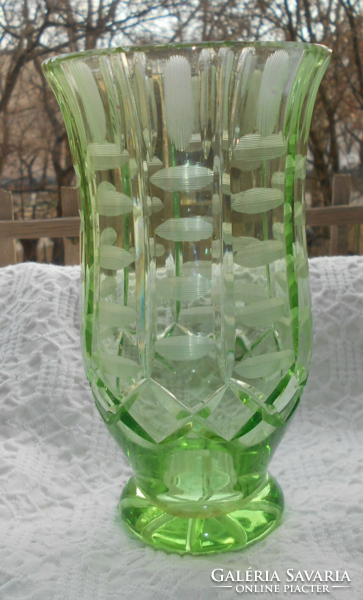 Zöld színű   kristály  váza-