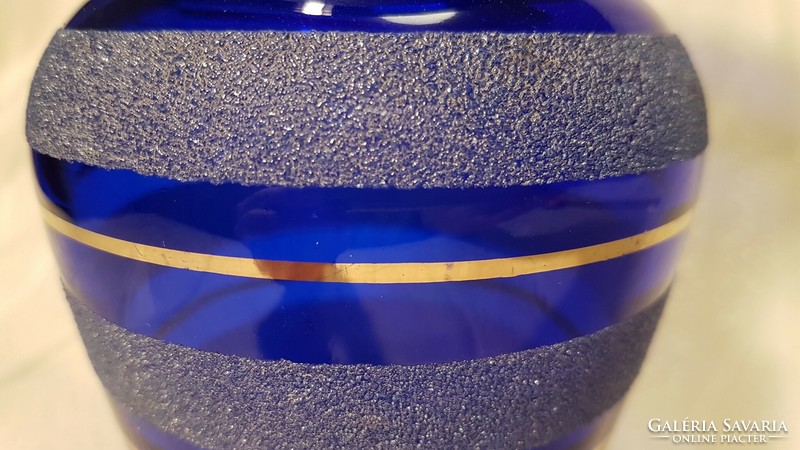 Gyönyörű kék, aranyozott, vastag üvegváza, 21,5 cm magas