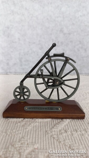 Bicycle model made of metal, American star based on the 1881 edition, on a 3.5 x 10.5 cm wooden base