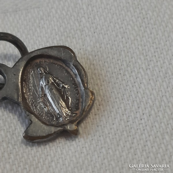 Mini pendant depicting a rose, on the back a relief of the Virgin Mary