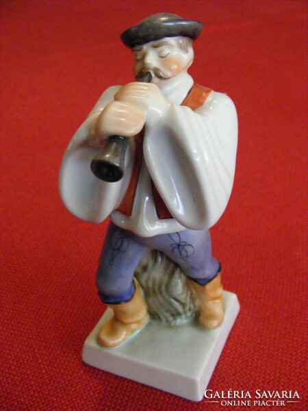 Herendi: pikulás (shepherd playing the flute)