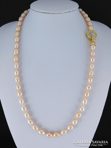 Beautiful pearl necklace with 18k gold-plated stone clasp.