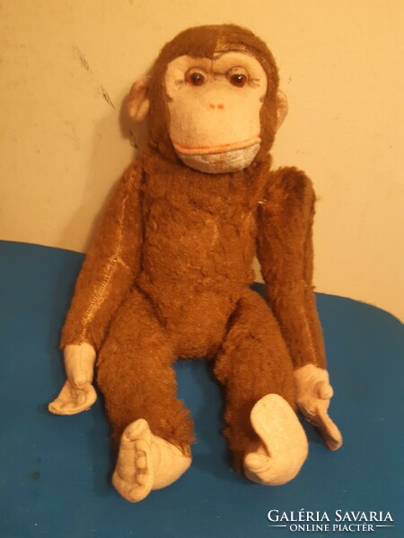 Régi majom viseltes állapotban