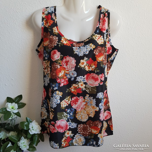 New, approx. M, sleeveless t-shirt, blouse with a flower pattern on a black background