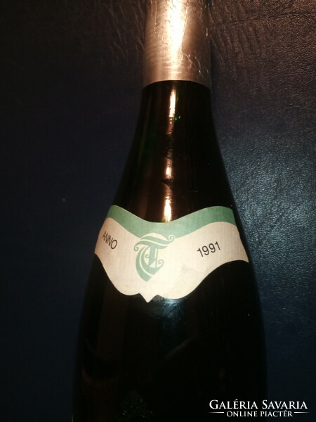 Hagyatékból Tokaji hárslevelű - 1991  10000ft óbuda  Bontatlan üveg bor a 90-es évekből. 0.75 liter.