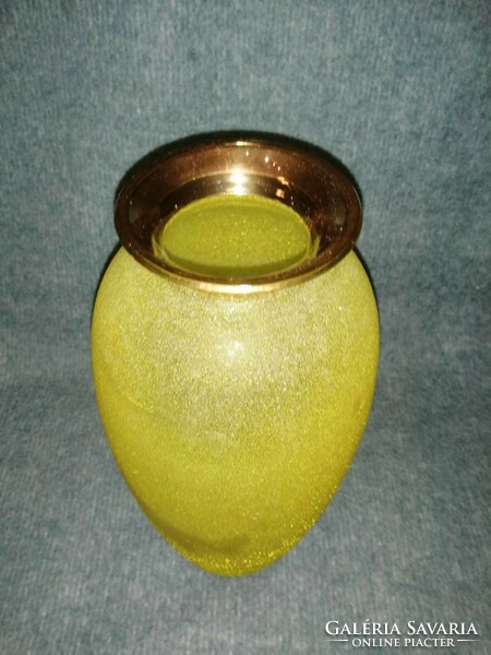 Sárga üveg váza arany széllel, 34 cm magas