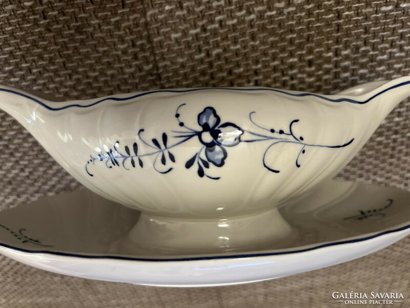 Eye-catching villeroy&boch luxembourg sauce boat in display case!