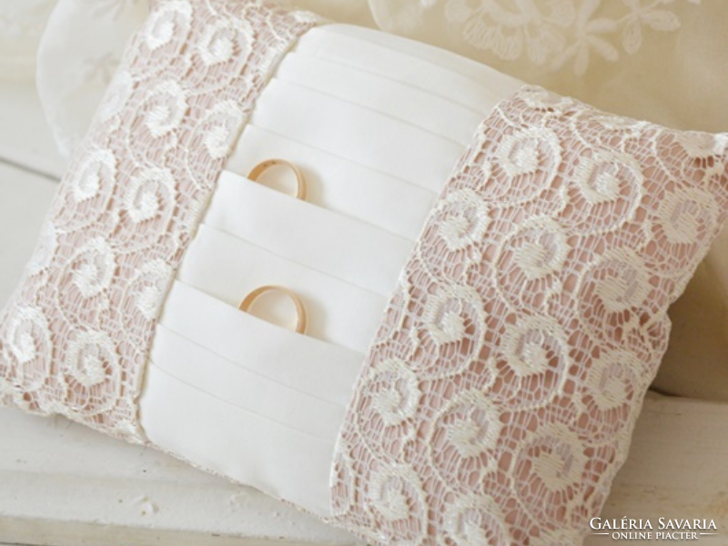 Mallow ring pillow