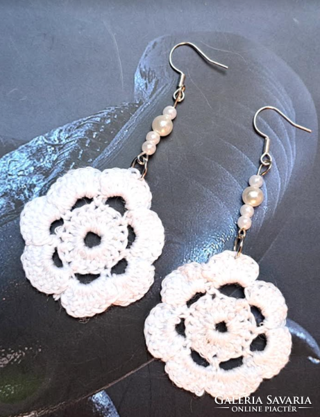 Crochet earrings decorated with pearls