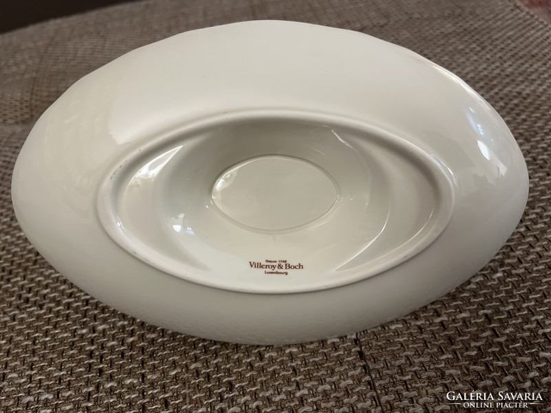 Eye-catching villeroy&boch luxembourg sauce boat in display case!