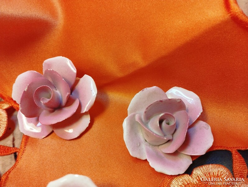 4 Pcs. Hand-formed pink English porcelain rose