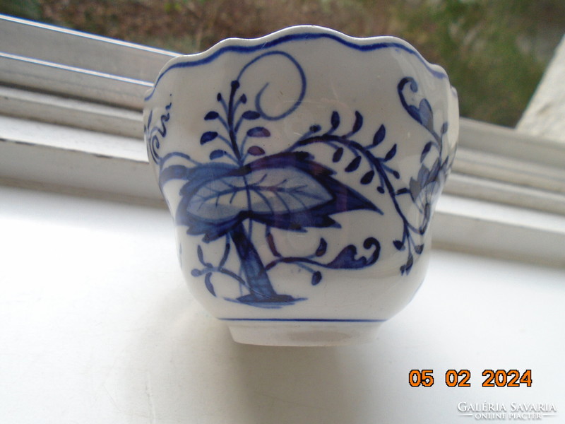 19 Sz hand painted Meissen onion pattern cup with rare twisted tongs, wavy rim