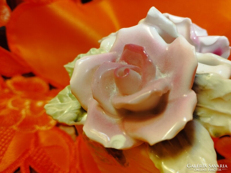 Angol porcelán kosár kézzel formázott rózsákkal