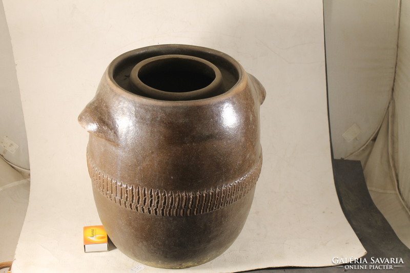 Glazed ceramic cooking or pickling vessel 687