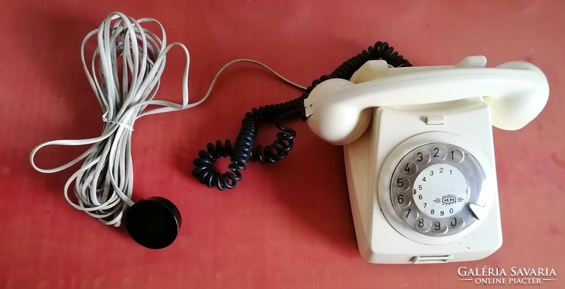 Fehér, retró, tárcsás telefon