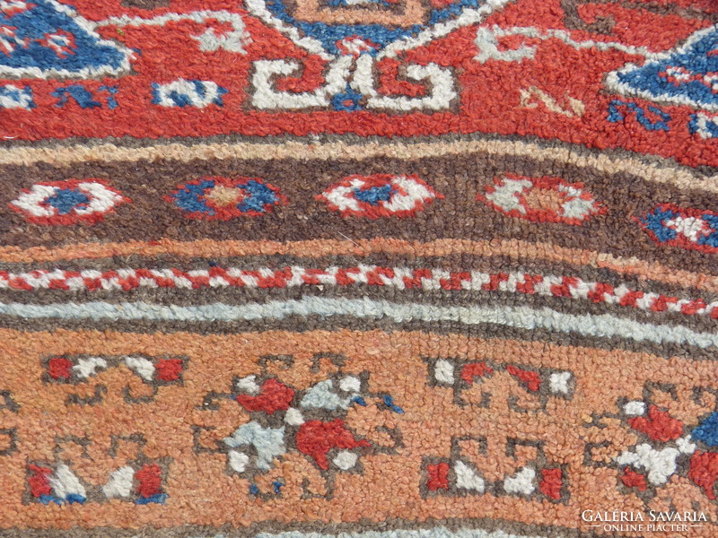 Antik kaukázusi szőnyeg.