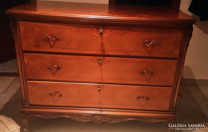 Antique dresser with 3 drawers