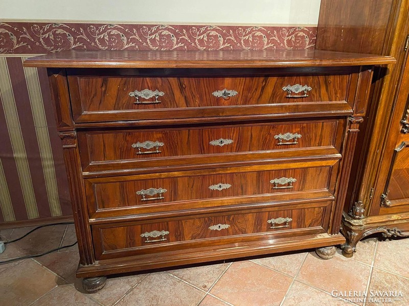 Antique wooden chest of drawers with 4 drawers