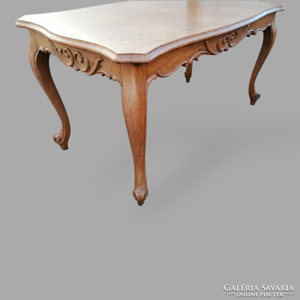 Neo-baroque coffee table