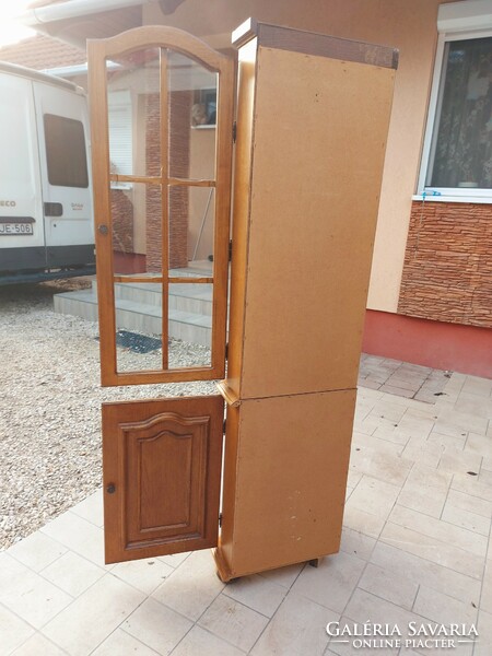 Eladó egy  tölgy SAROK vitrines szekrény  Bútor szép állapotú.  Méretek: 70 cm széles.  Magassága: 1