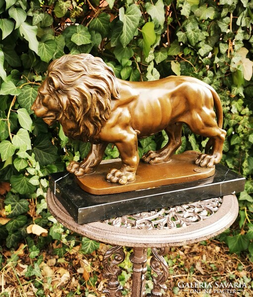 Large lion - bronze sculpture artwork