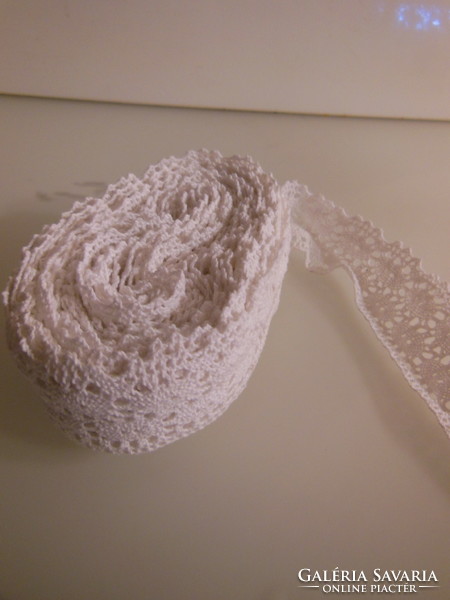 Ribbon - lace - 550 x 4 cm - handmade - cotton - unused - flawless