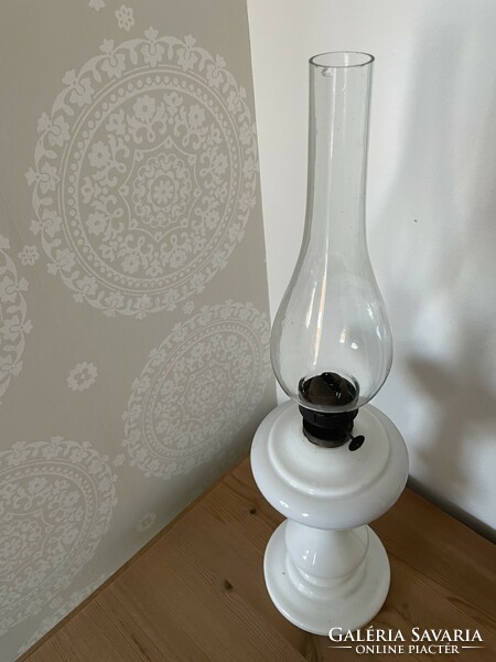 Régi nagy méretű asztali lámpa, fehér huta üveg petróleumlámpa
