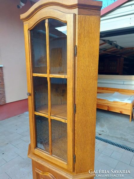 Eladó egy  tölgy SAROK vitrines szekrény  Bútor szép állapotú.  Méretek: 70 cm széles.  Magassága: 1