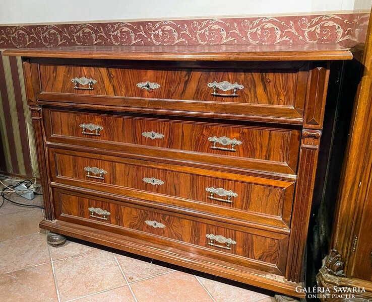 Antique wooden chest of drawers with 4 drawers
