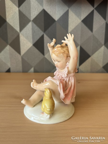 Karl ENS Volkstedt Csirkés Kislány Porcelán Figura.14 cm.