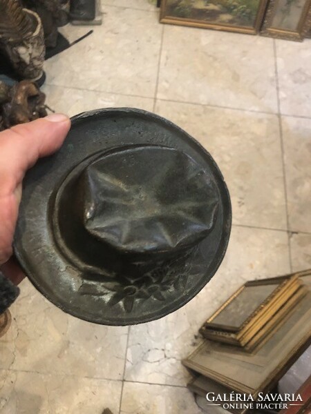 Hat-shaped bronze ashtray, size 17 x 10 cm.