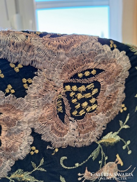 An embroidered headscarf made of antique silk? Or a scarf in good condition!
