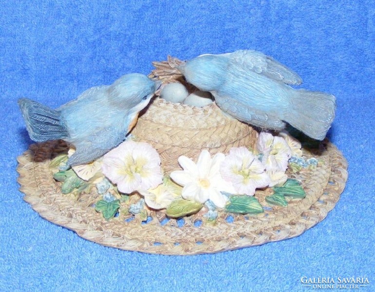 Wall decoration in the shape of a bird hat