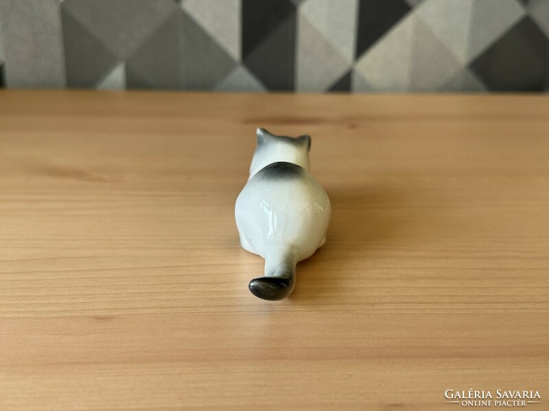 Zsolnay porcelán labdázó cica figura