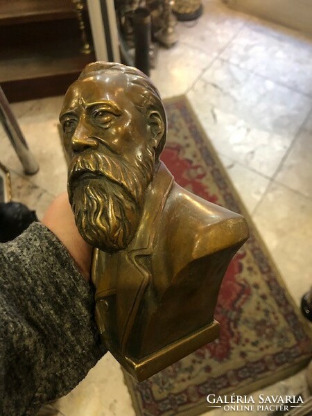 Friedrich Engels bronz szobra, 16 cm-es magasságú.