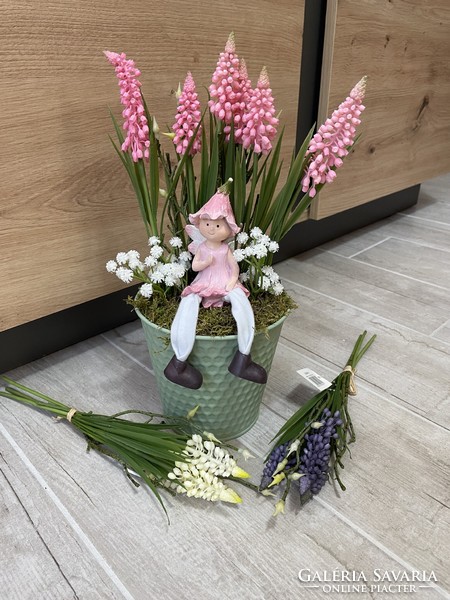 Gyönyörű gondozásmentes asztali dísz virág műnövèny Gyöngyike bádog kaspóban nipp figura lógólábú