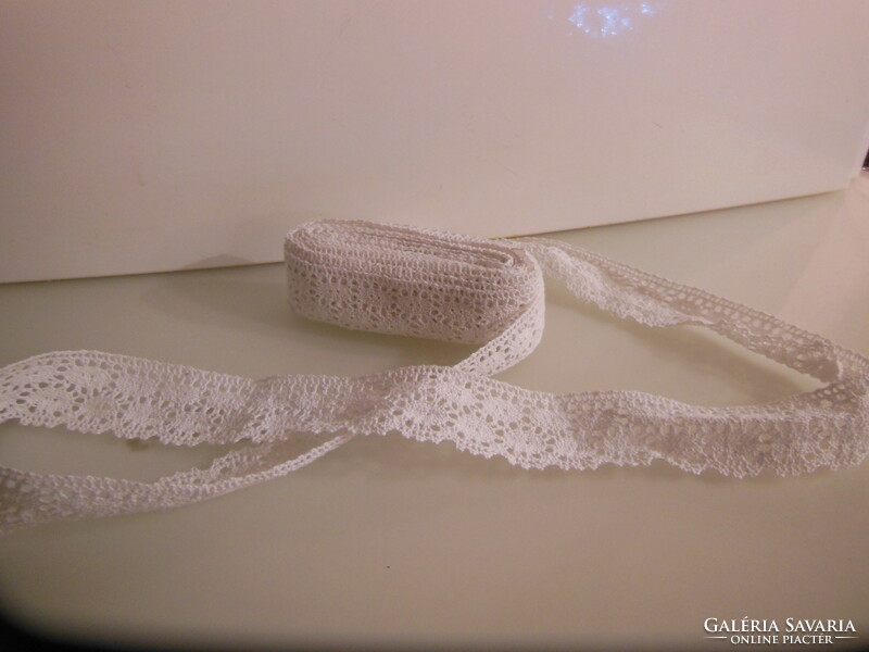 Ribbon - lace - 550 x 4 cm - handmade - cotton - unused - flawless
