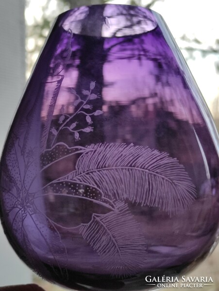 Hatalmas karácsonyi mintával díszített gravirozott lila üveg talpas pohár mécsestartó