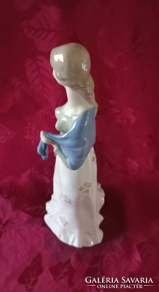 Értékes porcelán nő kék kendővel (26 cm.)