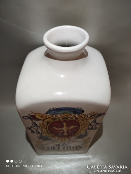 Ceramic apothecary jar marked with aqua chelidon coat of arms