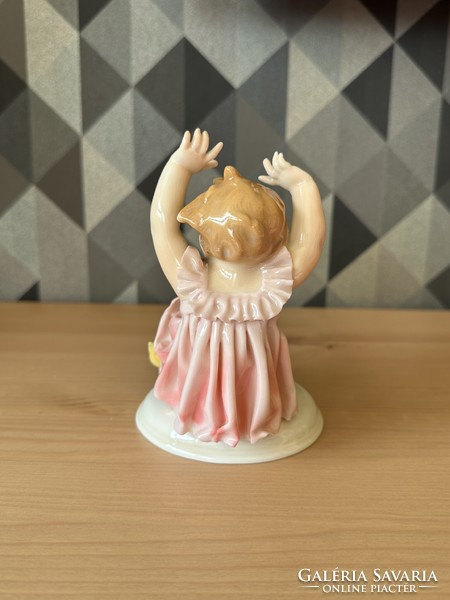 Karl ENS Volkstedt Csirkés Kislány Porcelán Figura.14 cm.