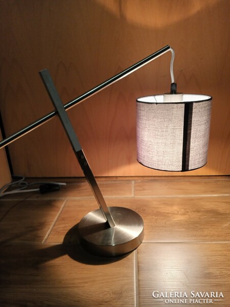 Modern design asztali lámpa dobozában. Alkudható.