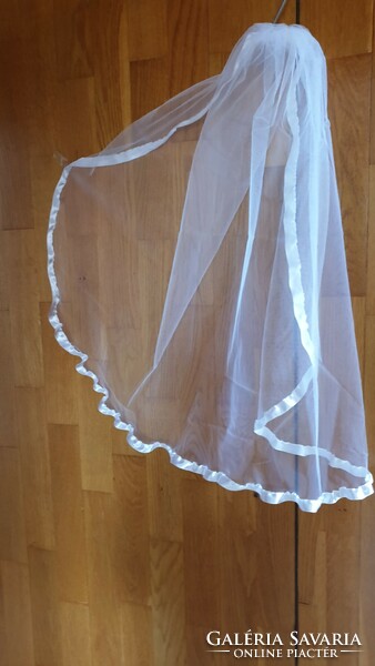 FTY43 - 1 rétegű, hullámos szatén szélű, Hófehér menyasszonyi fátyol 100x100cm